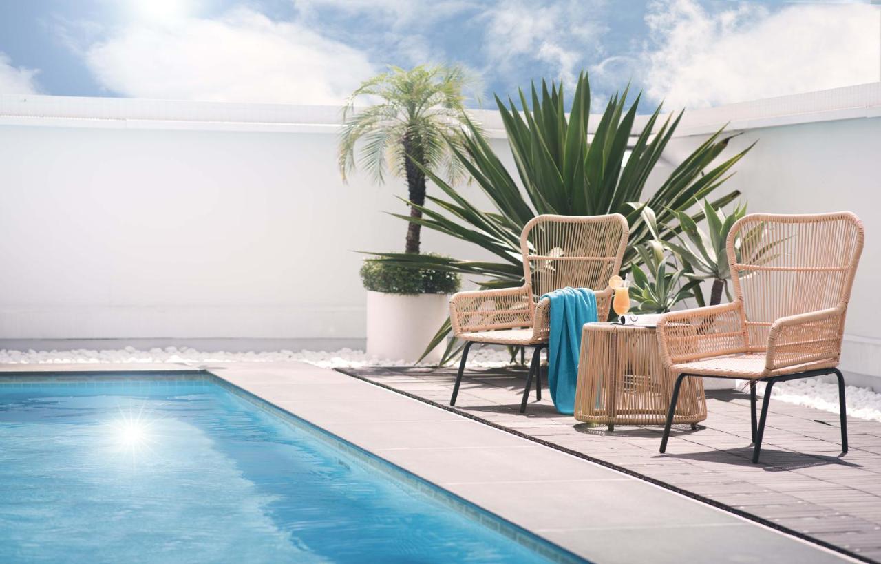 The Howard Plaza Hotel Гаосюн Экстерьер фото The pool at the hotel