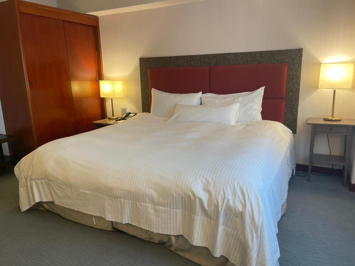 The Howard Plaza Hotel Гаосюн Экстерьер фото A guest room at the hotel