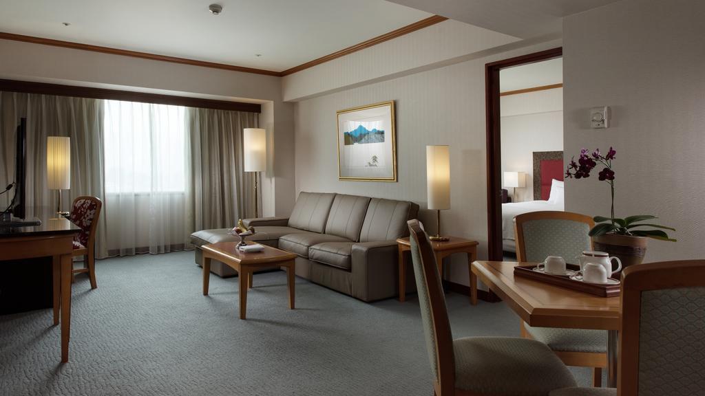 The Howard Plaza Hotel Гаосюн Экстерьер фото A suite at the hotel