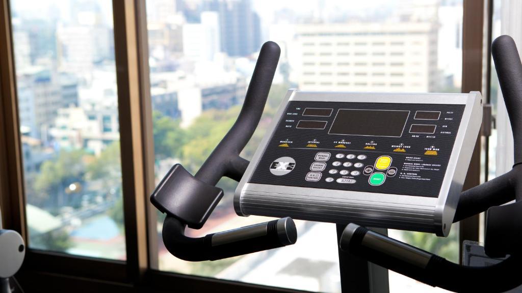 The Howard Plaza Hotel Гаосюн Экстерьер фото A treadmill console