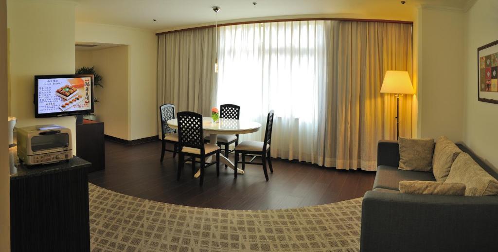 The Howard Plaza Hotel Гаосюн Номер фото A suite at the hotel