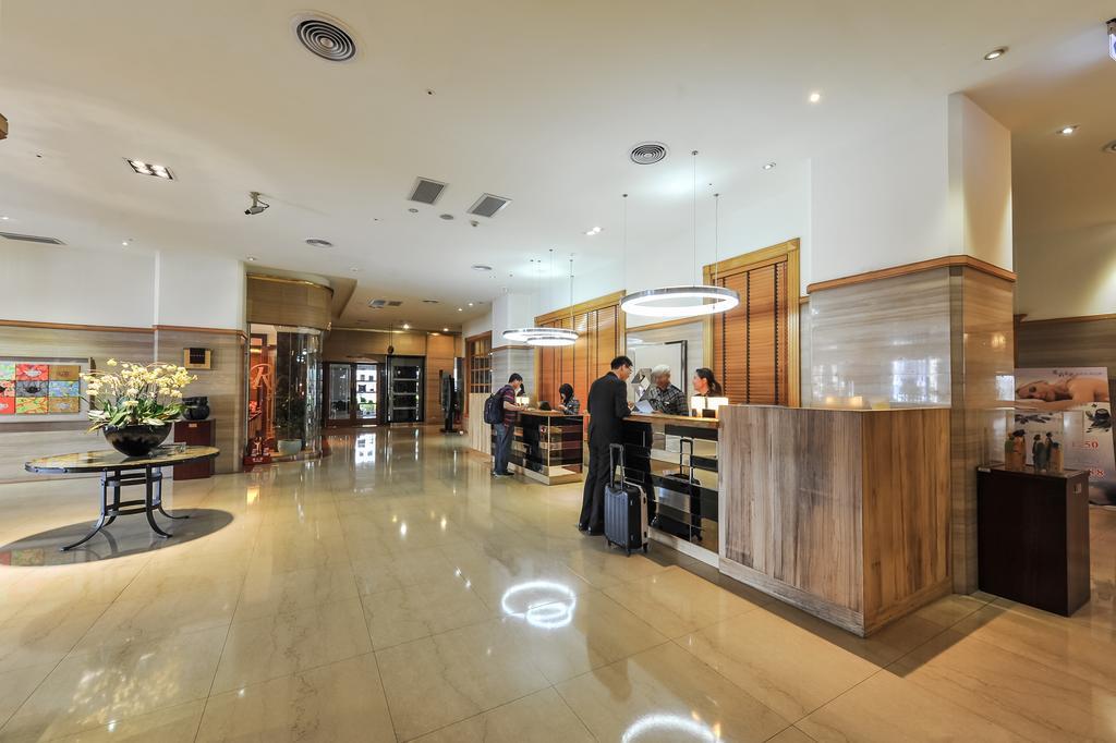 The Howard Plaza Hotel Гаосюн Экстерьер фото The lobby of the hotel